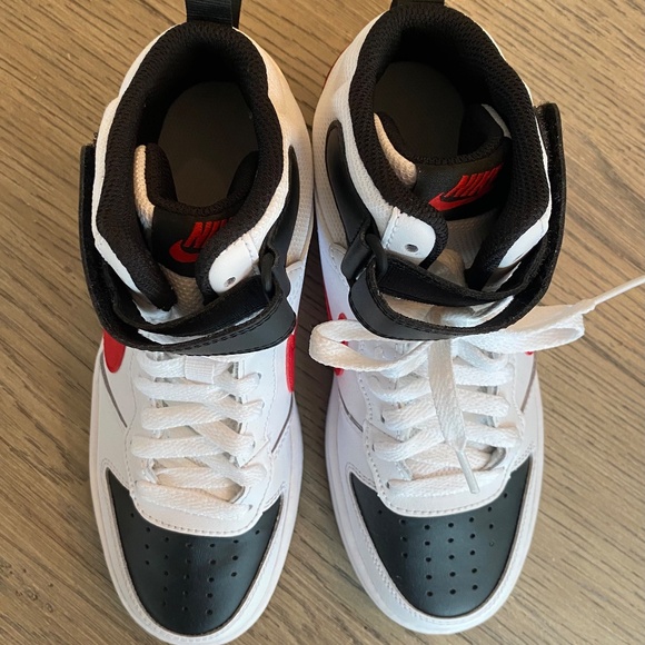 Boys Nike High Top Sneakers - Picture 2 of 4